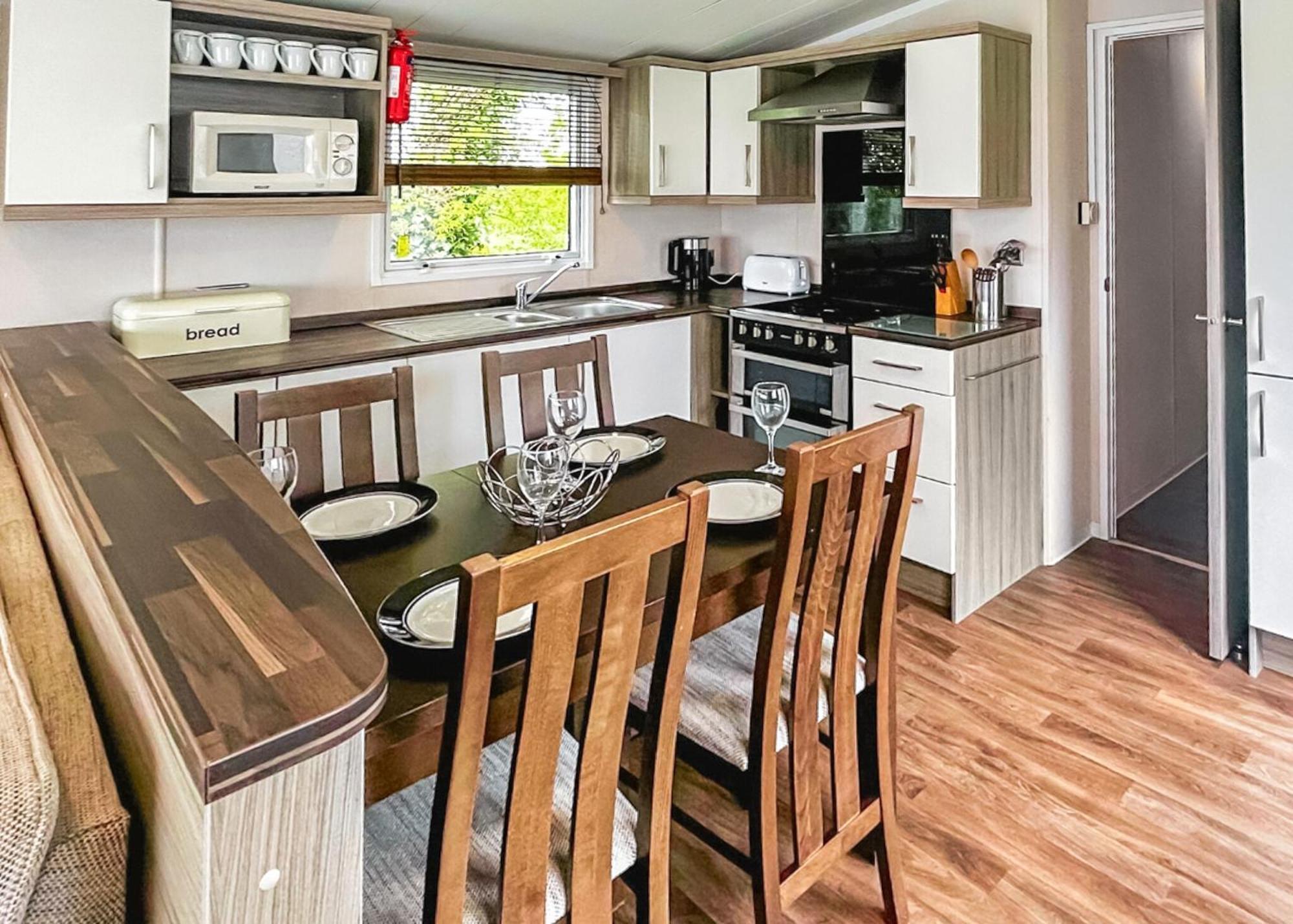 Orchards Holiday Park Newbridge  Rum bild