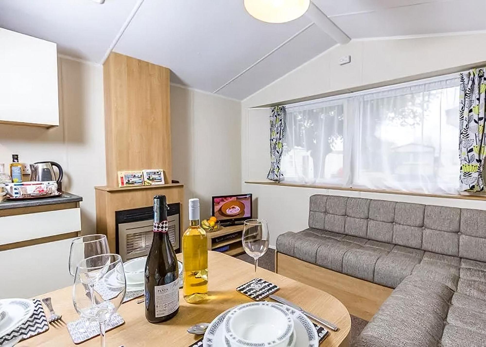 Orchards Holiday Park Newbridge  Exteriör bild